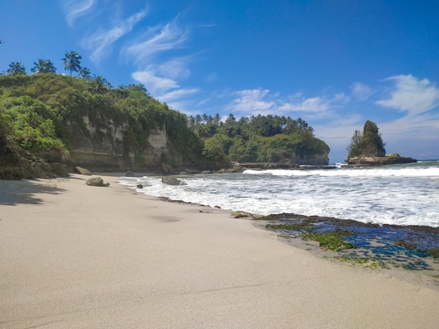 Destinasi Wisata Pantai Ramai Dikunjungi Saat Akhir Pekan
