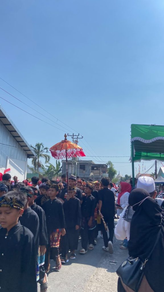 Semarakkan HUT RI, Pemdes Banyumulek Gelar Pawai Budaya Melibatkan Ratusan Siswa dari Berbagai Sekolah