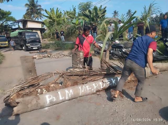 Momen HUT RI “Belum Merdeka”, Warga Aikmel Lakukan Aksi Blokade Jalan Rusak