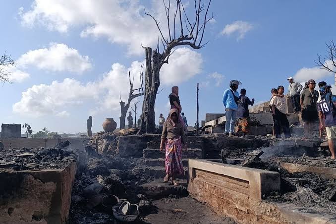 Kebakaran Hebat Melanda Kampung Adat Sade, 320 Warga Kehilangan Tempat Tinggal
