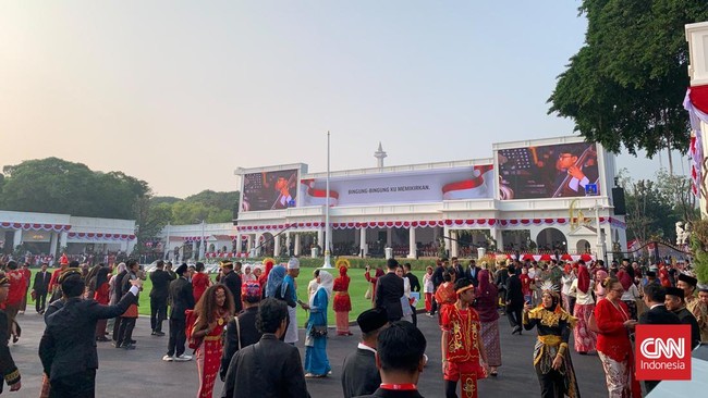 Suasana Istana Merdeka Mulai Diramaikan Warga Menjelang Upacara HUT ke-81 RI