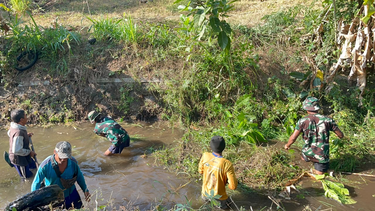 Perkuat Kebersamaan dengan Warga, Wadan Denma Brigif TP 31/PS Pimpin Jumat Bersih di Desa Calabai