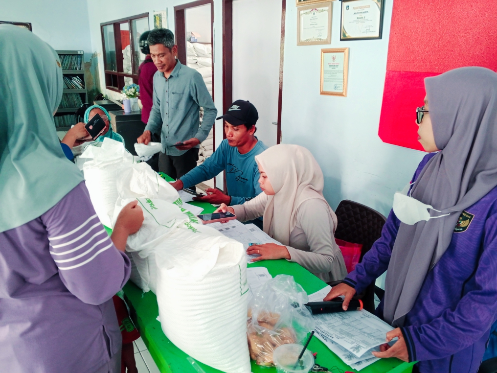Warga Kelurahan Leneng Keluhkan Syarat Pengambilan Bantuan Beras: Antri Berjam-jam, Tak Bisa Diwakilkan